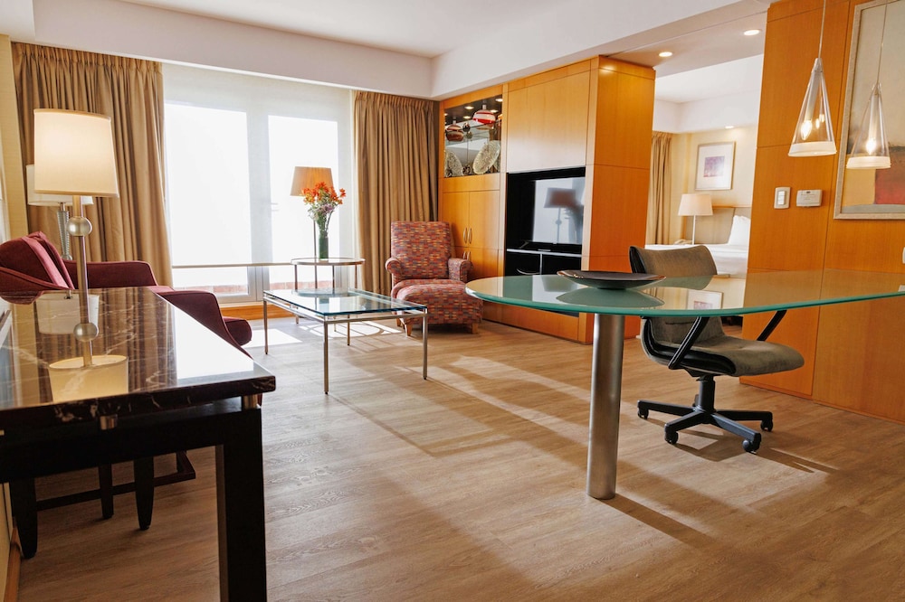 Suite, 1 King Bed, Balcony