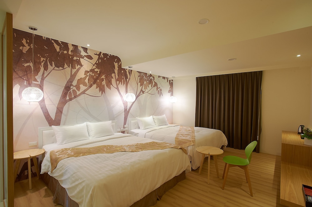 Family Quadruple Room, 2 Double Beds, City View photo 2