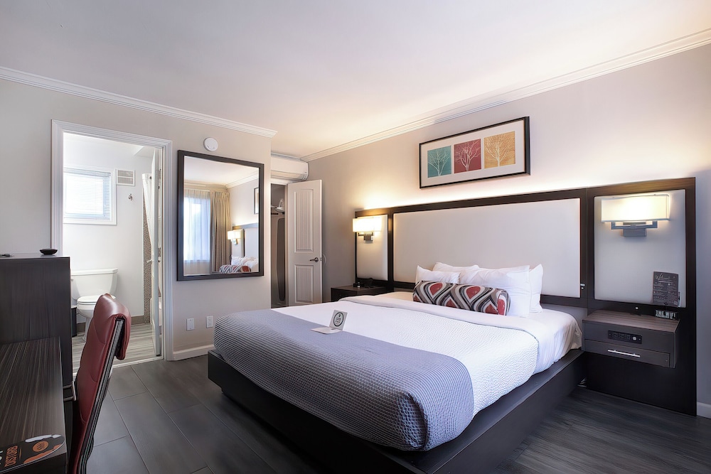 Deluxe Room, 1 King Bed, Bathtub (Non Smoking 1 King Room) - Photo 1