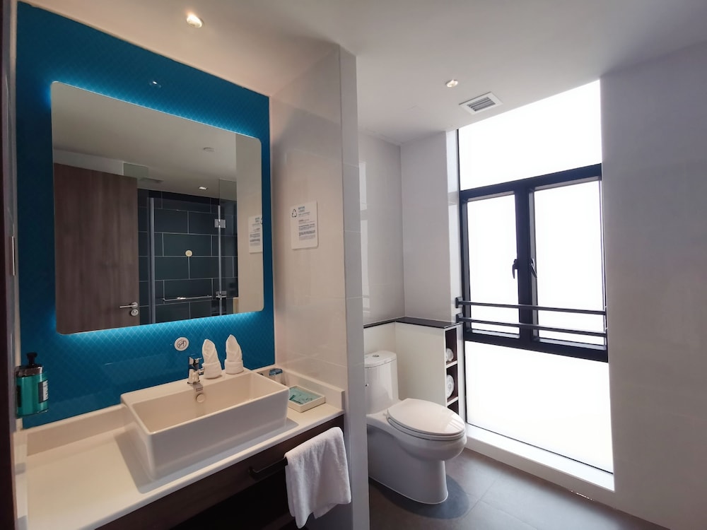 Suite, 1 Bedroom - Photo 2
