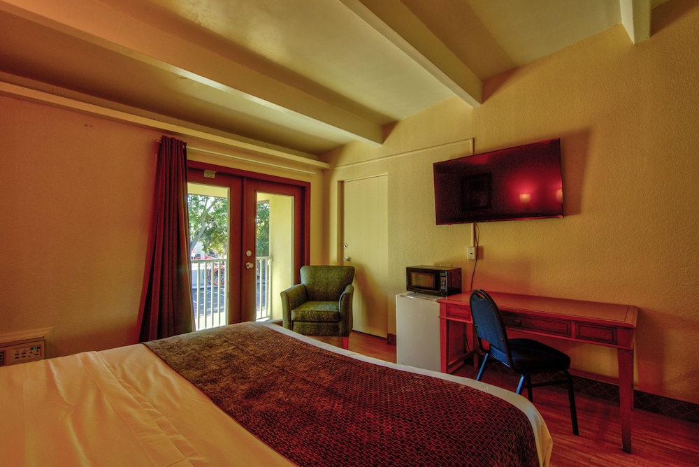 Deluxe Room, 1 King Bed photo 2