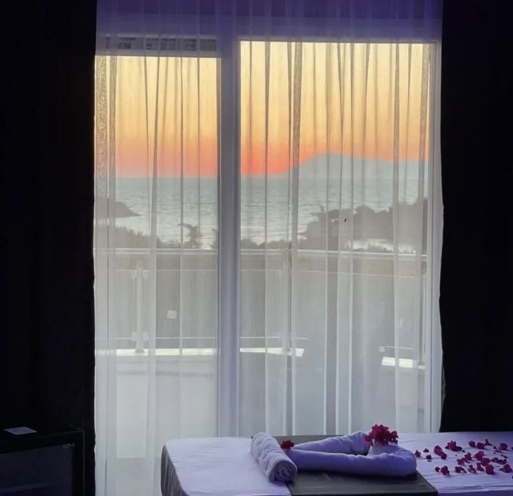 Deluxe Double or Twin Room, 1 Bedroom, Balcony, Sea View photo 3