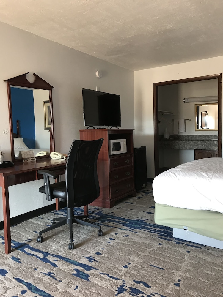 Standard Room, 1 King Bed, Non Smoking photo 2