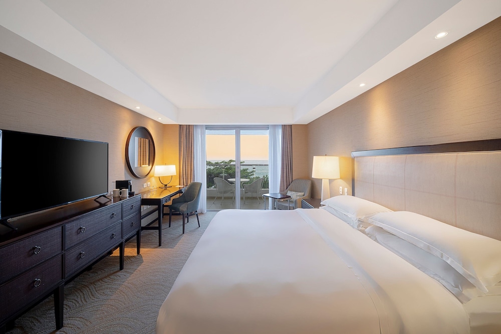 Deluxe Room, 1 King Bed, Balcony (Oceanfront) thumbnail 5