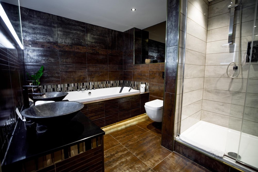 Executive Suite - Photo 11