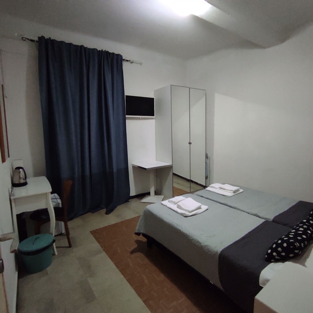 Basic Double Room, 1 Double or 2 Twin Beds, Non Smoking - Photo 14