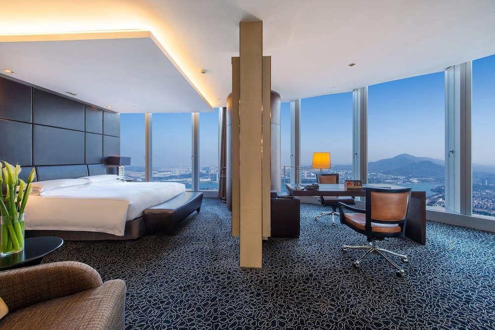 Suite, 1 Bedroom, Lake View (Dining) - Photo 8