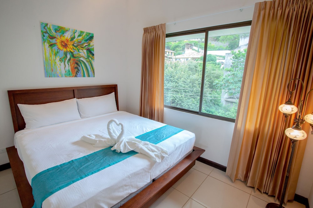 Luxury Condo, 3 Bedrooms, Pool Access, Partial Ocean View