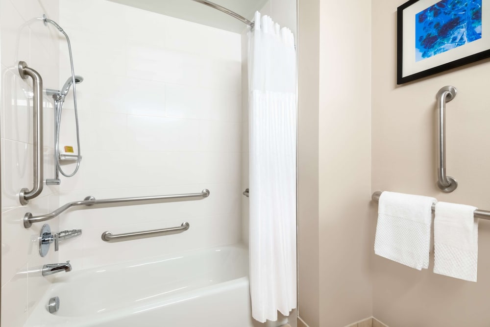 Studio, 1 King Bed, Accessible, Bathtub photo 2