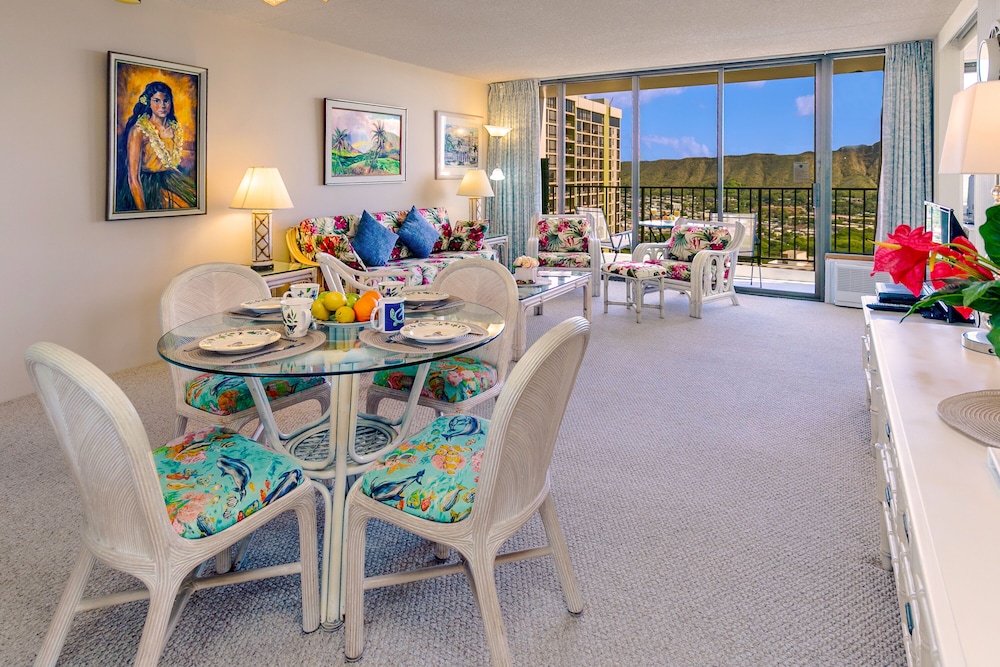 Diamond Head and Ocean views with King Bed and Parking: Apartment, 1 Bedroom, Balcony, Ocean View (0041) photo