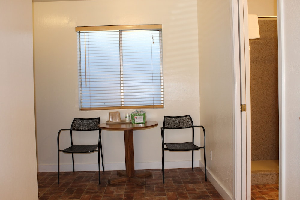King Studio Suite, 1 King Bed, Kitchenette, Non Smoking - Photo 4