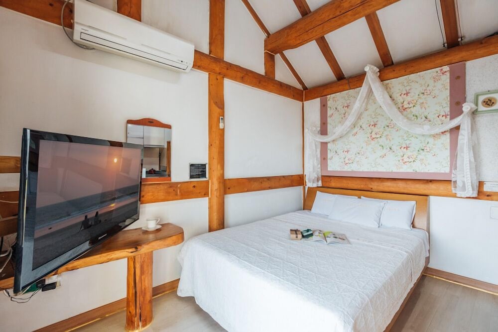 Room (D-9)