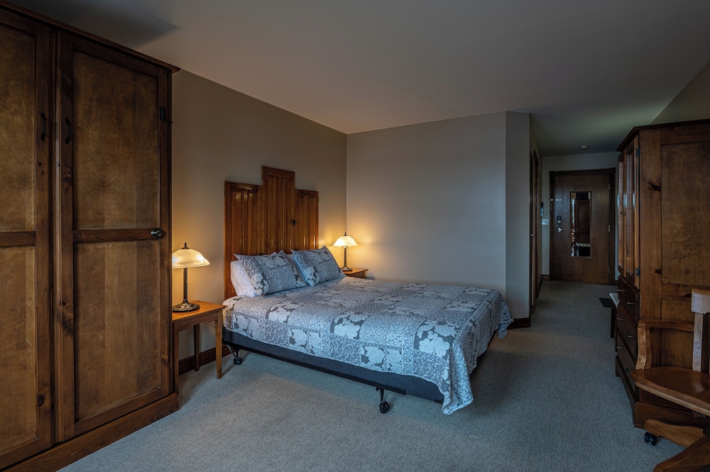 Double Room, 1 Queen Bed, Non Smoking, Lake View photo 3