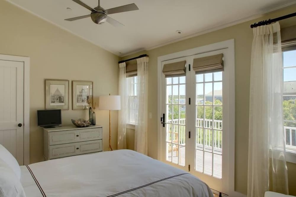 Luxury Cottage, 3 Bedrooms, Bluefin photo 1