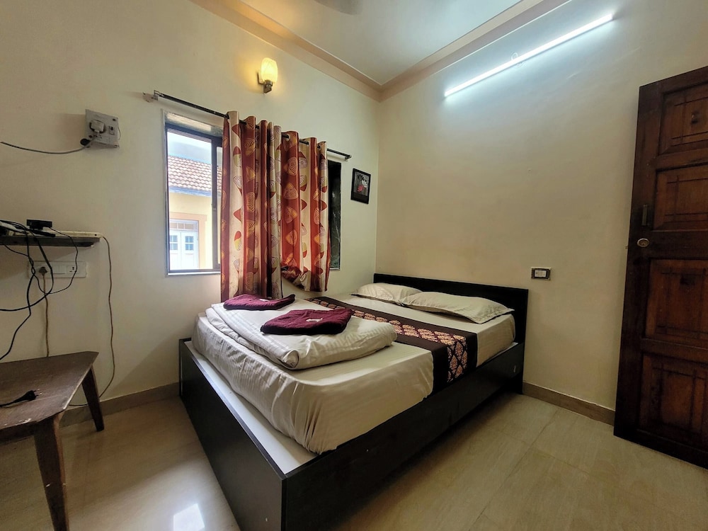 Double Bed Non AC Room - Photo 1