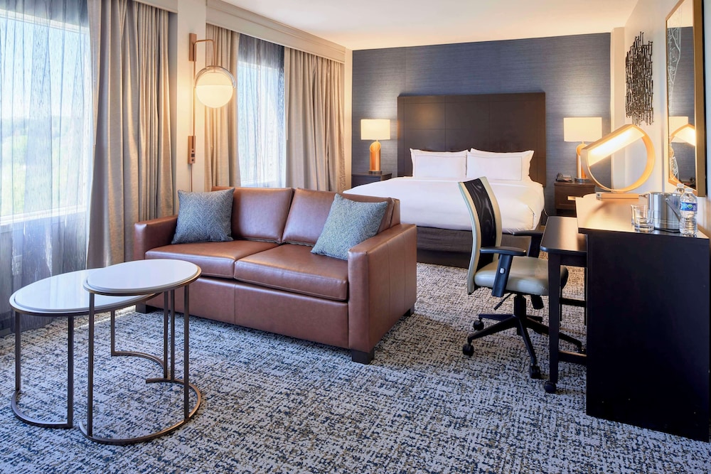 Junior Suite, 1 King Bed, Accessible, Bathtub photo 3