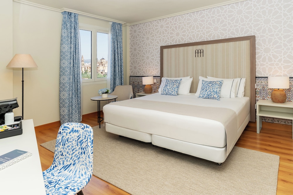 Deluxe Room, 1 King Bed, River View - Photo 1