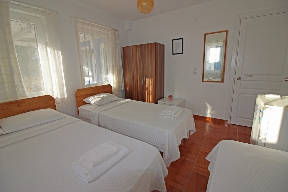 Standard Quadruple Room, Garden View photo 3