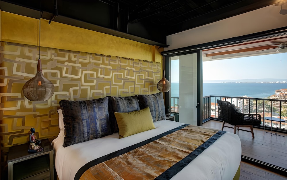 3 Bed 3 Bath First Class Penthouse + Jacuzzi