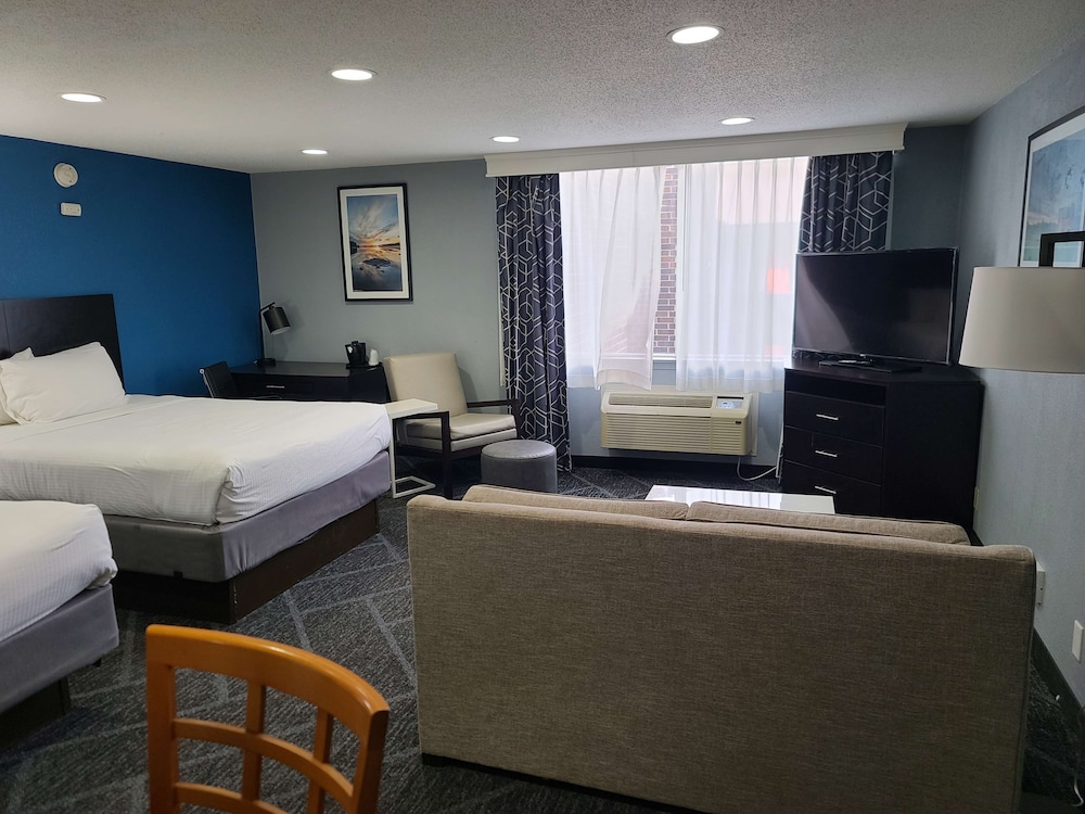 Executive Room, 2 Queen Beds, Non Smoking, Refrigerator & Microwave (Living Room) - Photo 3