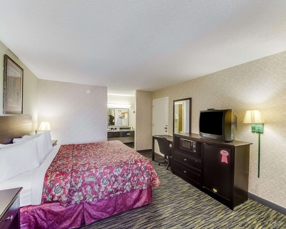 Standard Room, 1 King Bed, Smoking - Photo 2