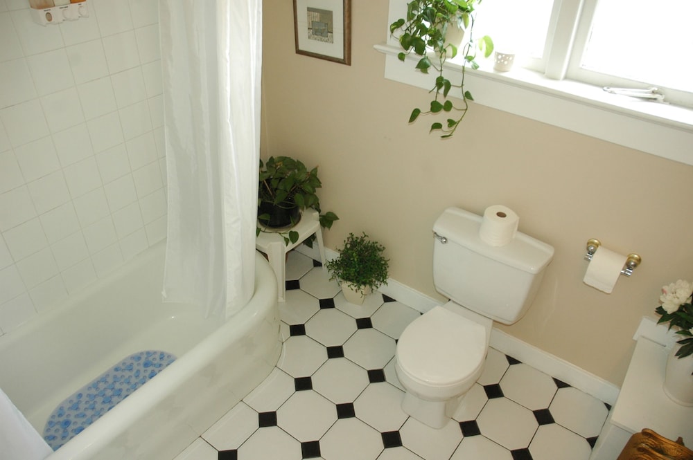 Economy Room, Shared Bathroom thumbnail 6
