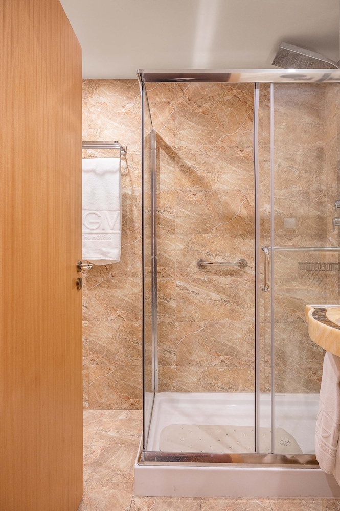 Standard Twin Room 3 Guests - Photo 9