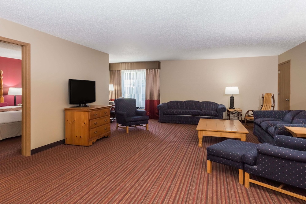Suite, 1 King Bed, Non Smoking, Jetted Tub - Photo 3