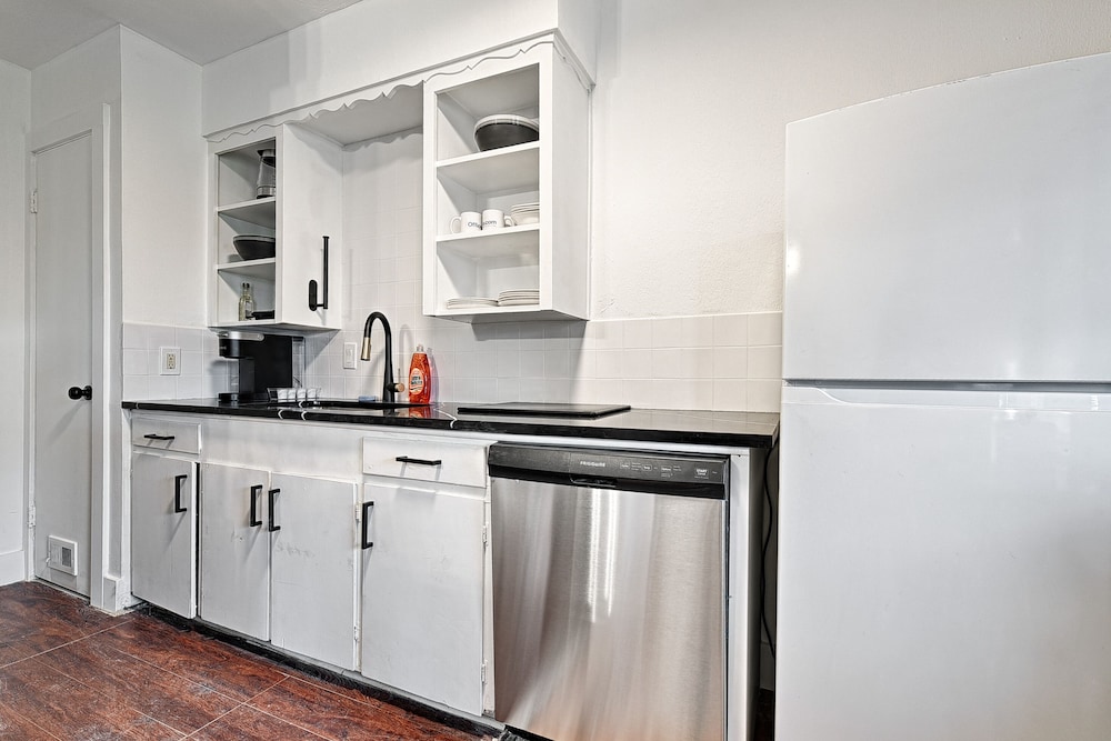 Signature Apartment, 1 King Bed, Kitchen - Photo 6