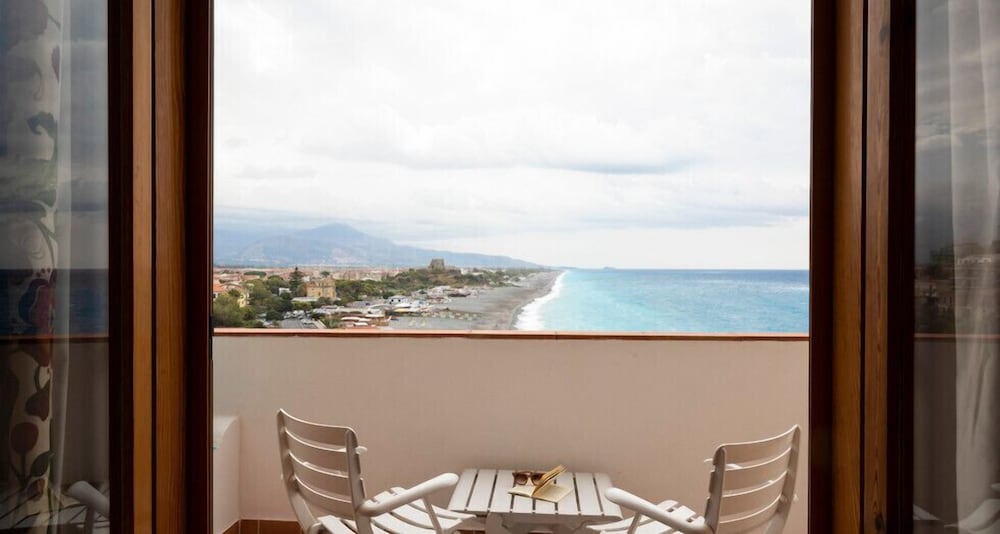 Superior Room, Balcony, Sea View - Photo 10