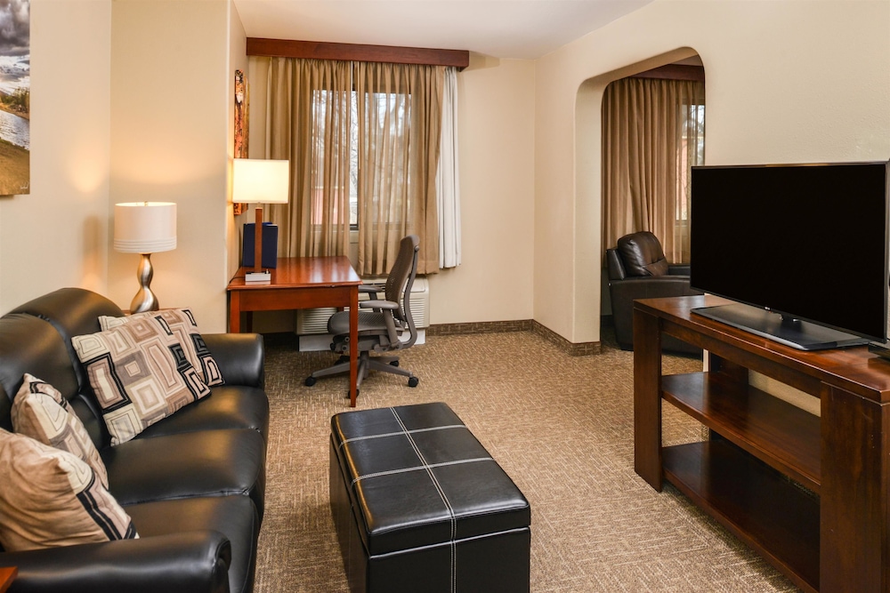 Suite, 2 Queen Beds, Non Smoking, Refrigerator & Microwave - Photo 1