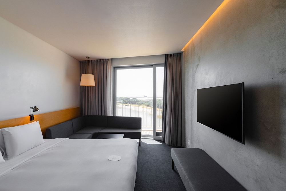[Pool Package] Superior Room - All Day Pool Access for 1 Adult