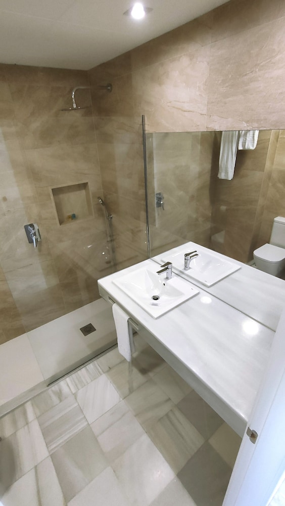Basic Double Room Single Use photo 2