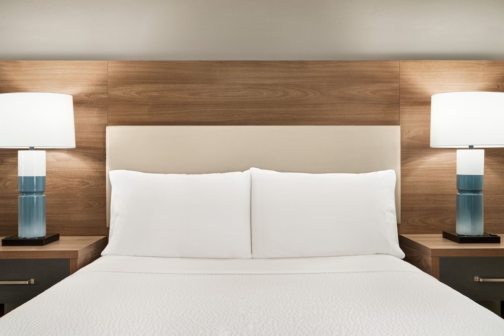 Suite, 1 Queen Bed with Sofa bed - Photo 1