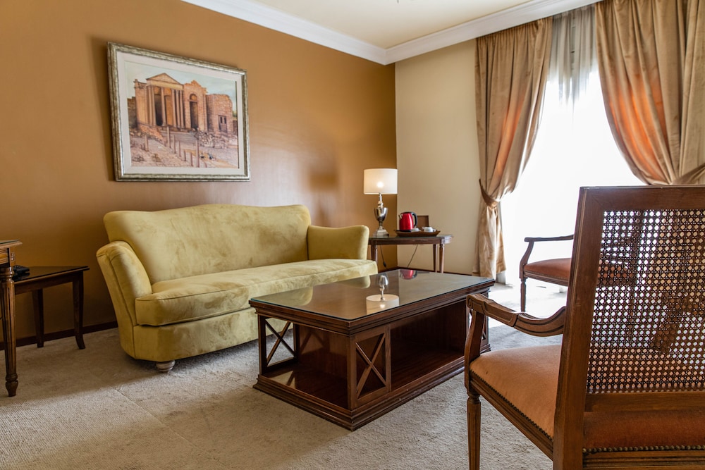 Senior Suite, 1 King Bed - Photo 4