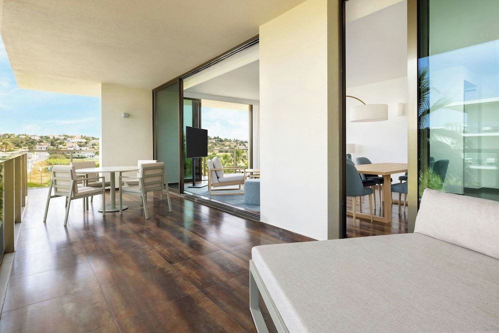 Suite, 3 Bedrooms, Balcony - Photo 8