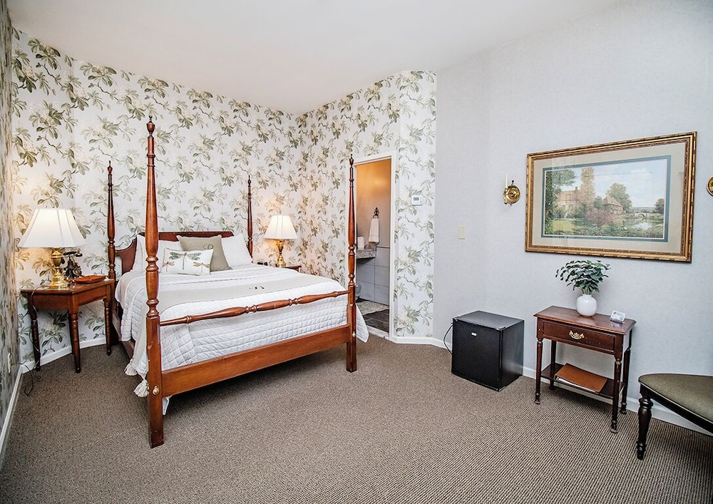 Queen Bed and Soaking Tub photo 1