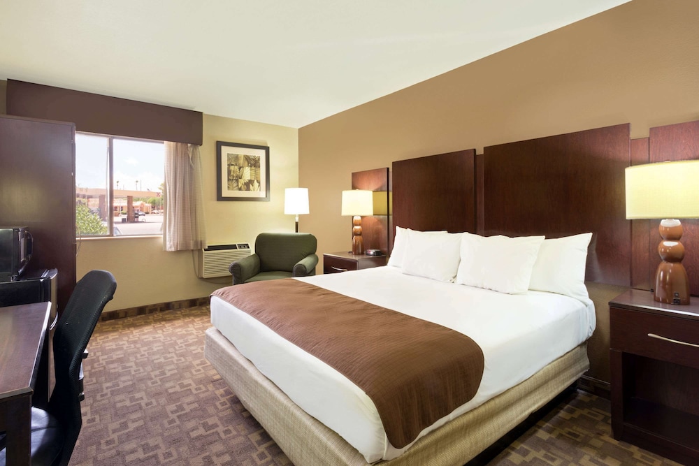 Suite, 1 King Bed - Photo 1