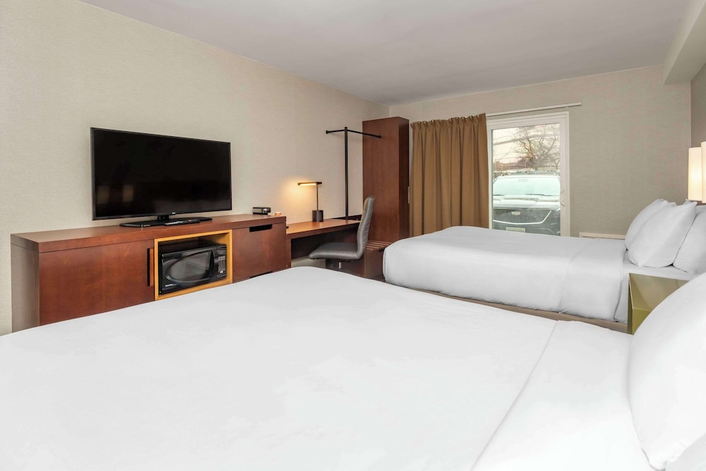 Standard Room, 2 Queen Beds, Ground Floor - Photo 8