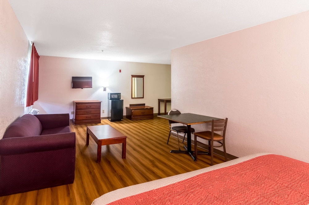 Standard Room, 1 King Bed, Smoking - Photo 10