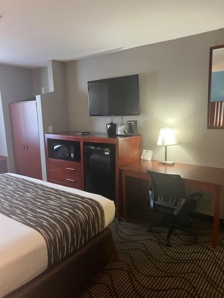 Suite, 1 King Bed, Non Smoking, Refrigerator & Microwave photo 3