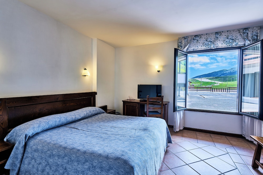 Economy Double or Twin Room, Non Smoking, Mountain View