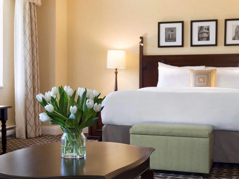 Room, 1 King Bed, Non Smoking (Fairmont St. Laurent)