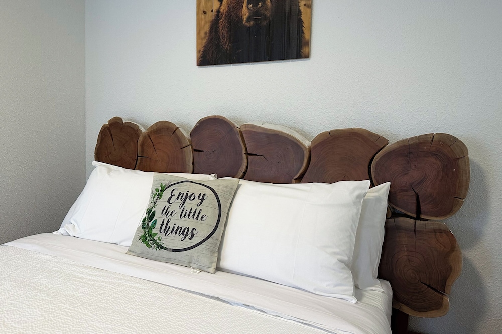 Economy Room, 1 Queen Bed photo 3