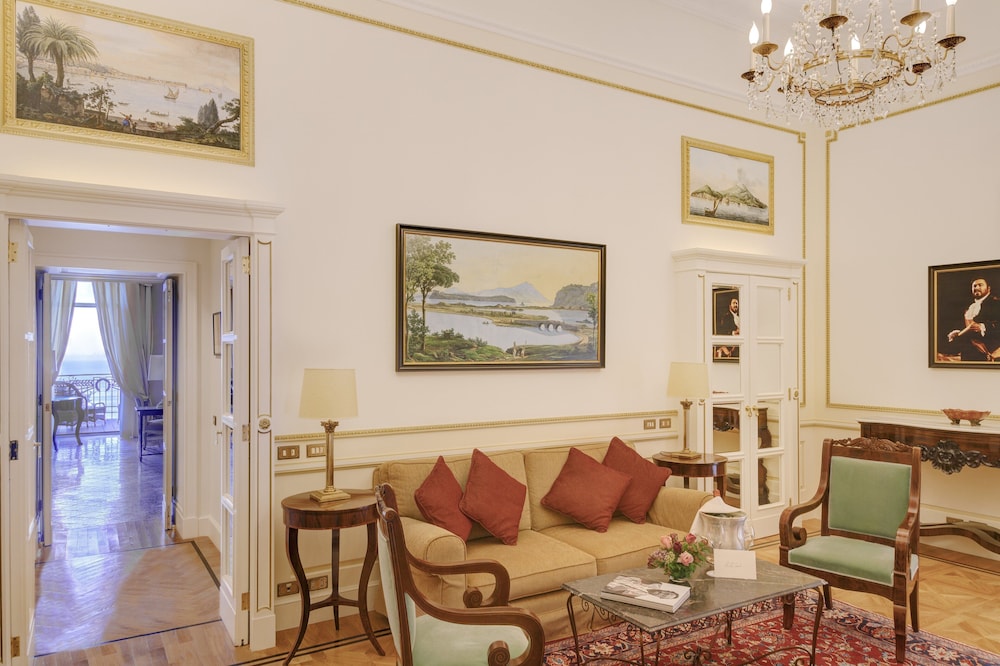 Suite, Sea View (Pavarotti)