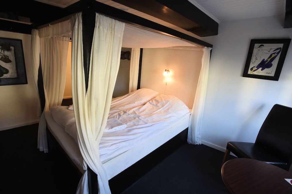 Economy Double Room, Shared Bathroom photo 2