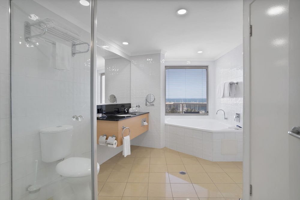 Deluxe Suite, 1 King Bed, Jetted Tub photo 2