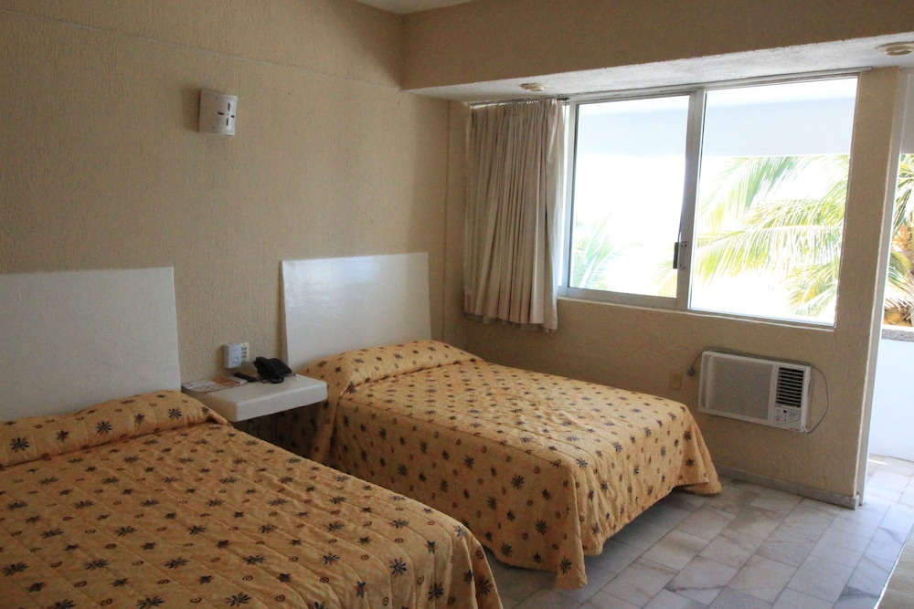 Standard Room, 2 Double Beds, Pool View photo 1