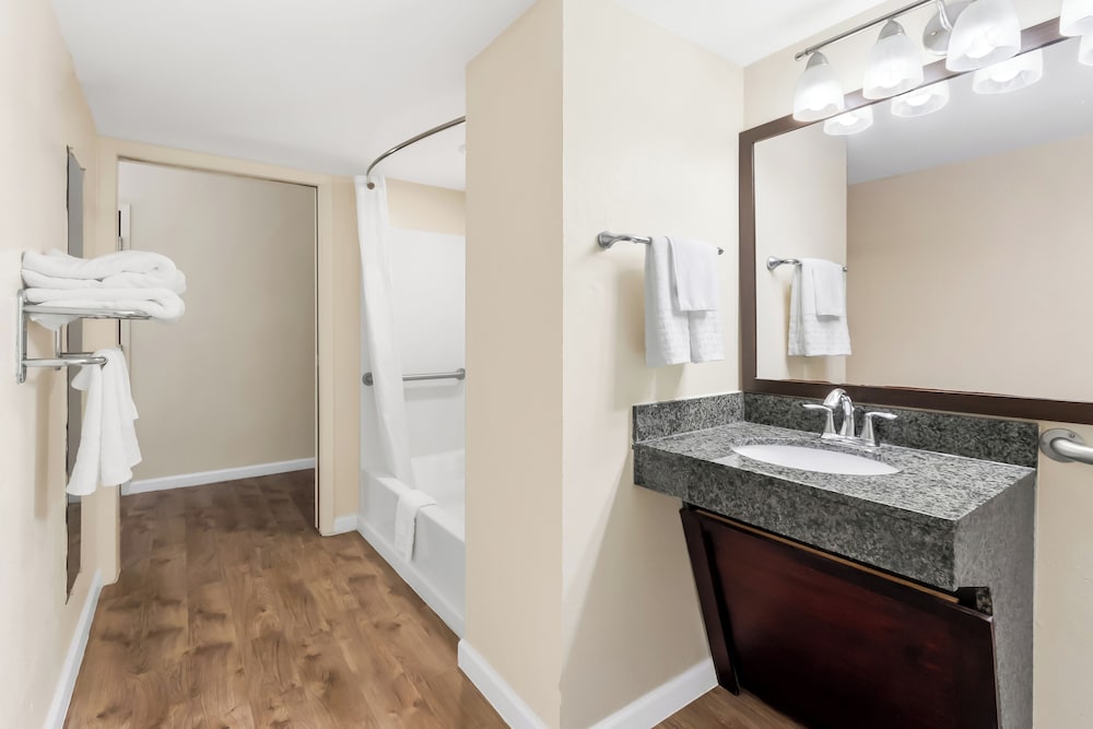 Standard Room, Multiple Beds, Accessible, Non Smoking (Bathtub) - Photo 2