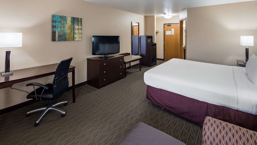 Standard Room, 1 King Bed, Non Smoking, Refrigerator & Microwave - Photo 3